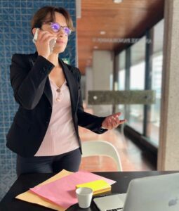 Marjorie Lohez ML Impulsion au téléphone avec un client
